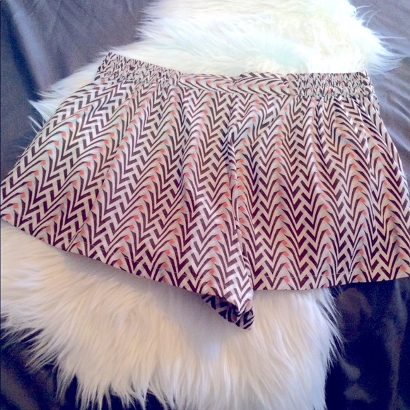 Natura Women's Chevron Designer Shorts Sz-M - Picture 4 of 4